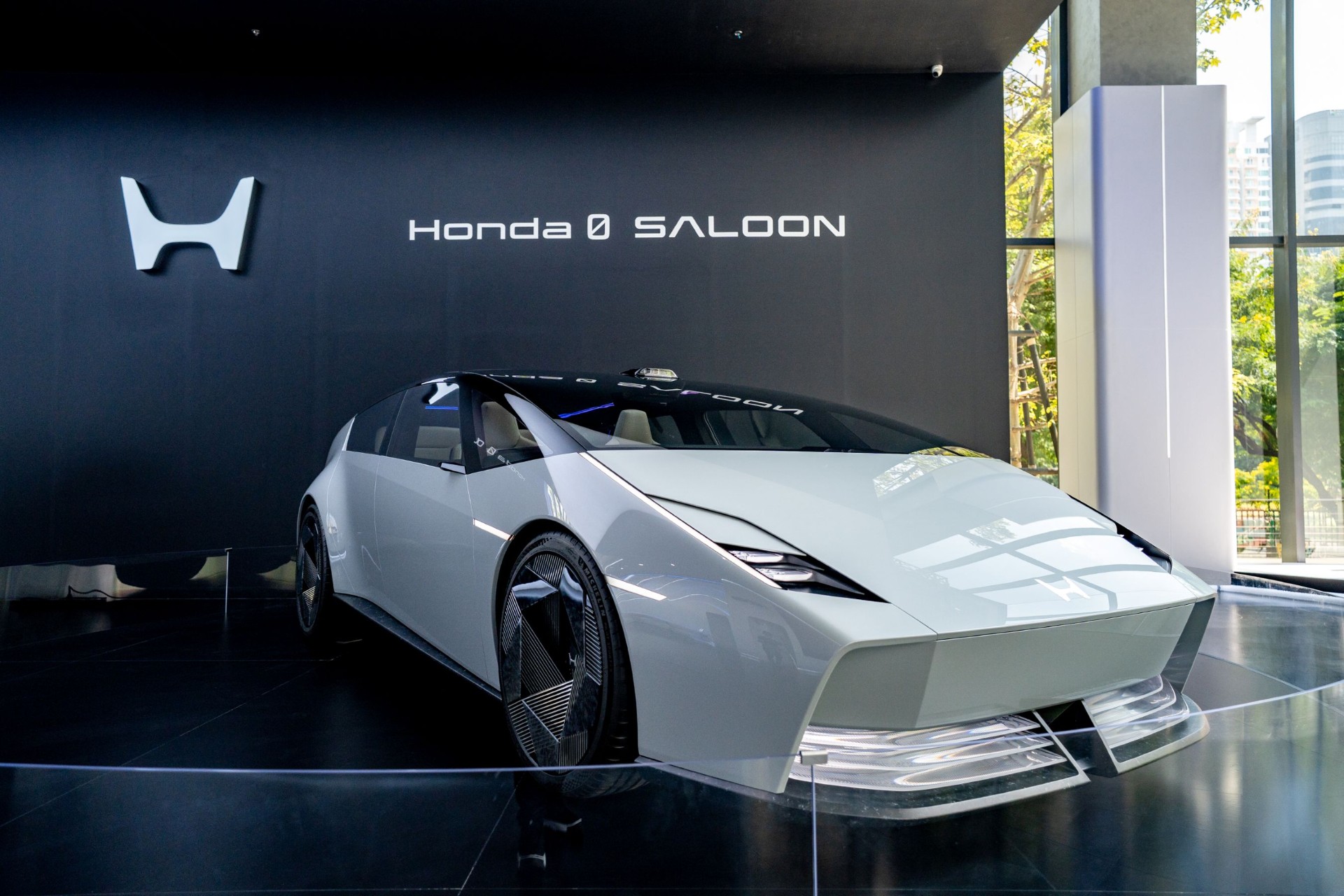 ครั้งแรกในไทย! ฮอนด้า โชว์ไฮไลต์ Honda 0 α (ฮอนด้า ซีโร่ อัลฟ่า)เอสยูวีไฟฟ้าต้นแบบรุ่นล่าสุดในไลน์อัป Honda 0 Series พร้อมด้วย Honda 0 SALOON จัดแสดงให้สัมผัสที่ “The M.O.V.E. by Honda” ถึง 31 มี.ค. 2569 นี้