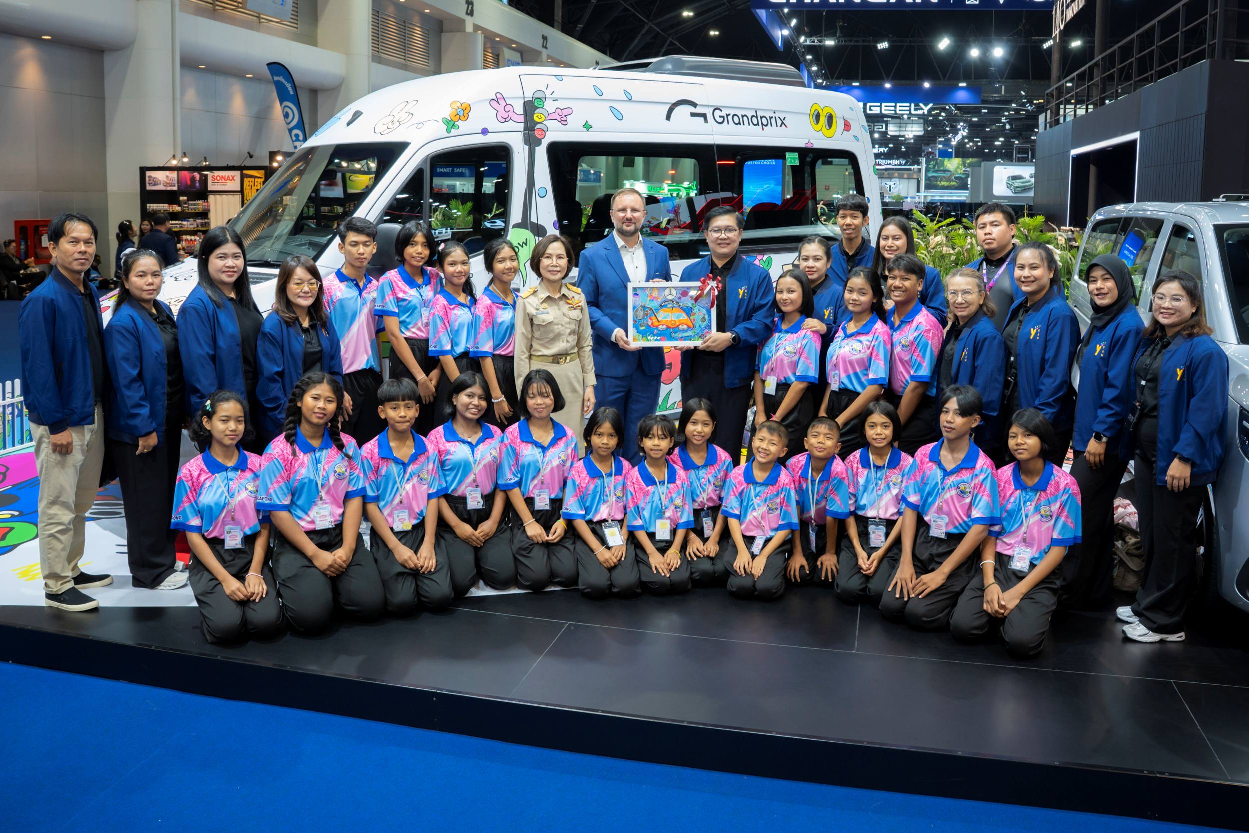 เมอร์เซเดส-เบนซ์ เปิดบูธรับเด็กนักเรียนเยาววิทย์เยือนงาน Motor Show 2026 เผยโฉมเจ้าของผลงานสุดน่ารักกับ Sprinter 419 Business รุ่นพิเศษที่มีคันเดียวในโลก