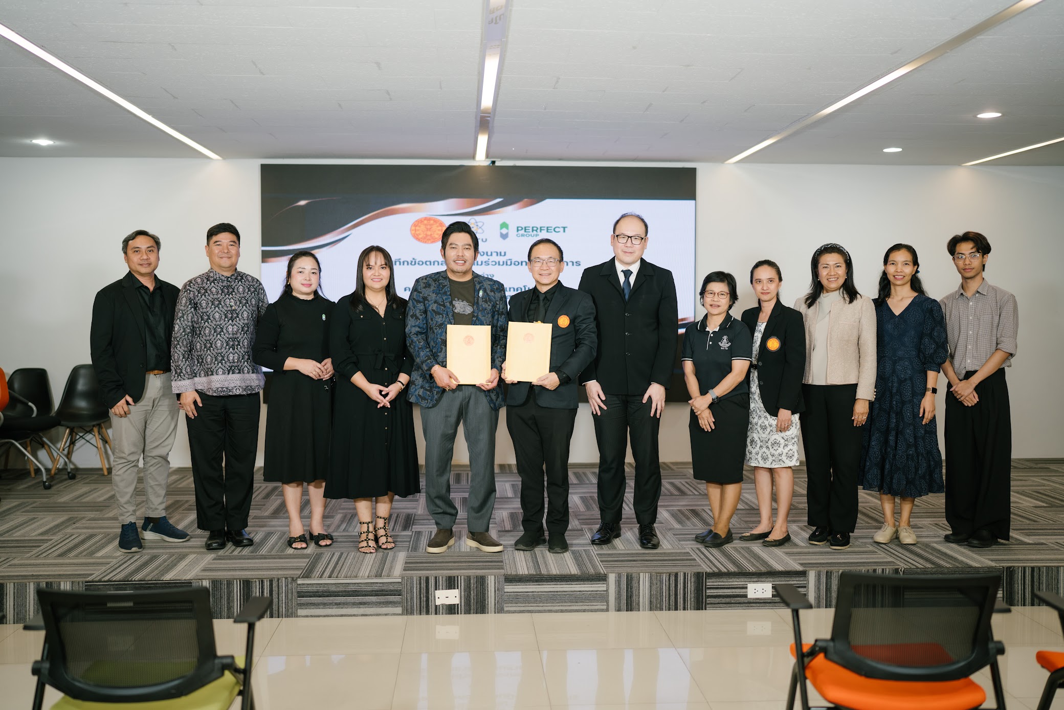 เพอร์เฟค กรุ๊ป ผนึก มธ. ลงนาม MOU เสริมศักยภาพนักศึกษาด้านสิ่งแวดล้อมรองรับ Green Industry เป็นความร่วมมือในการพัฒนาหลักสูตรและการเรียนรู้เชิงปฏิบัติ เชื่อมองค์ความรู้ กับภาคอุตสาหกรรมสร้างกำลังคนด้านสิ่งแวดล้อมรุ่นใหม่