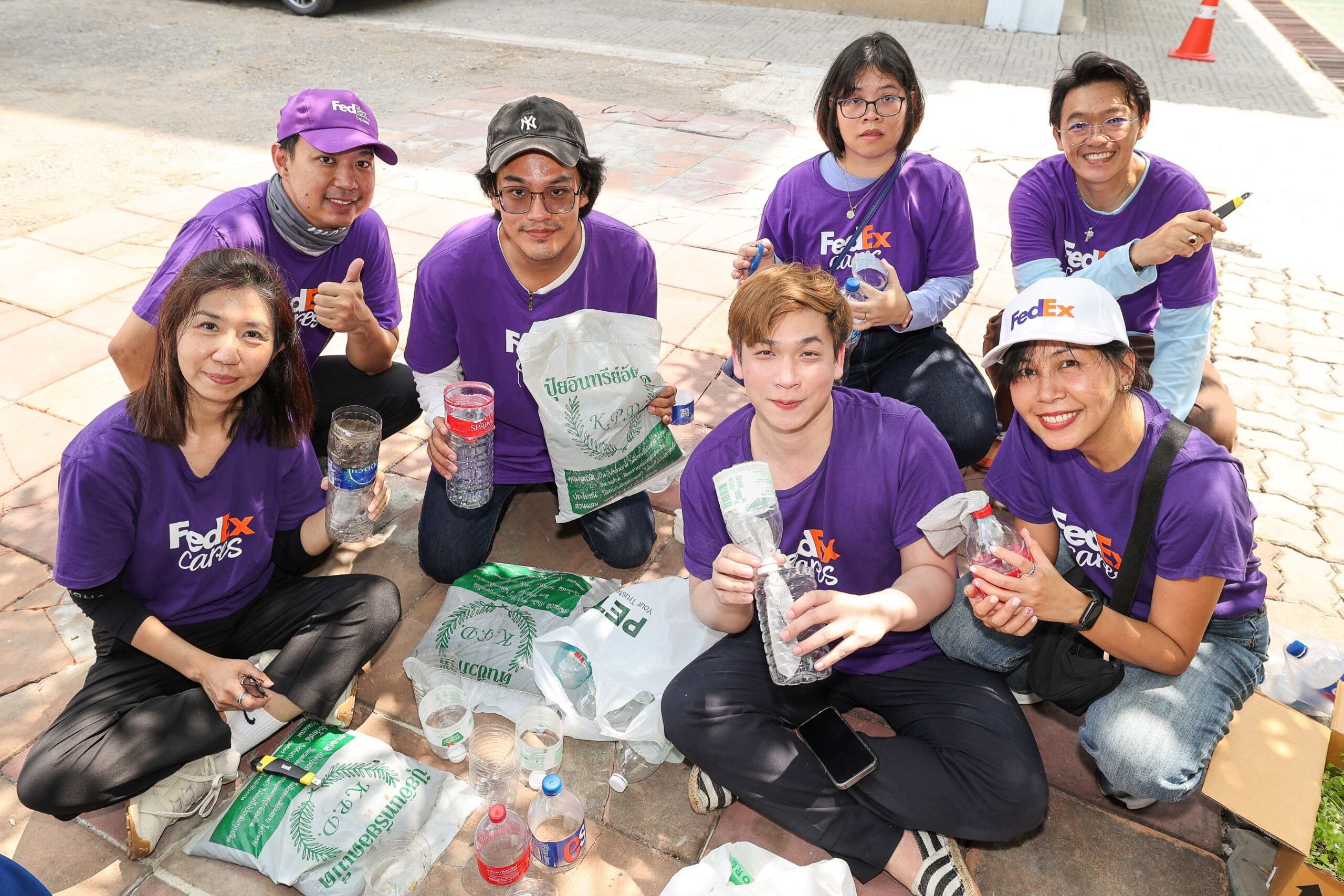 เฟดเอ็กซ์ นำทีมอาสาสมัครร่วมโครงการด้านสิ่งแวดล้อมและการศึกษา เพื่อพัฒนาชุมชนริมคลองในกรุงเทพฯ