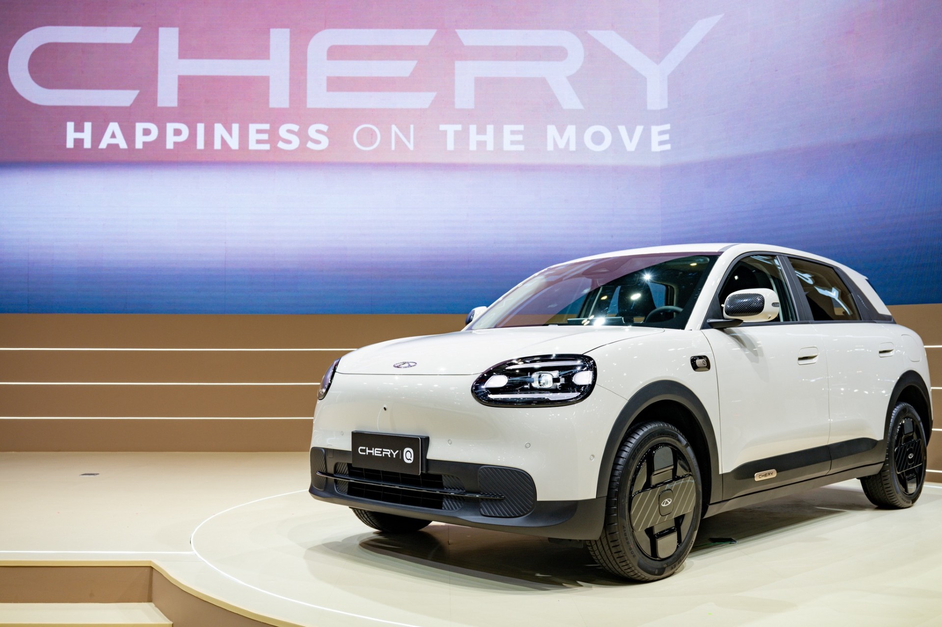 สิ้นสุดการรอคอย! เชอรี ประเทศไทย ปล่อยหมัดเด็ดมัดใจคนไทยในงานมอเตอร์โชว์ ครั้งที่ 47 เปิดตัว Chery Q รถอีวีรุ่นใหม่ที่ “ครบ-คุ้ม” ที่สุดในเซกเมนต์ พร้อมส่ง Chery V23 สีใหม่ เอาใจสาวกทรง Boxy! พบกันที่บูท CHERY หมายเลข A25 วันที่ 25 มี.ค. – 5 เม.ย. 69