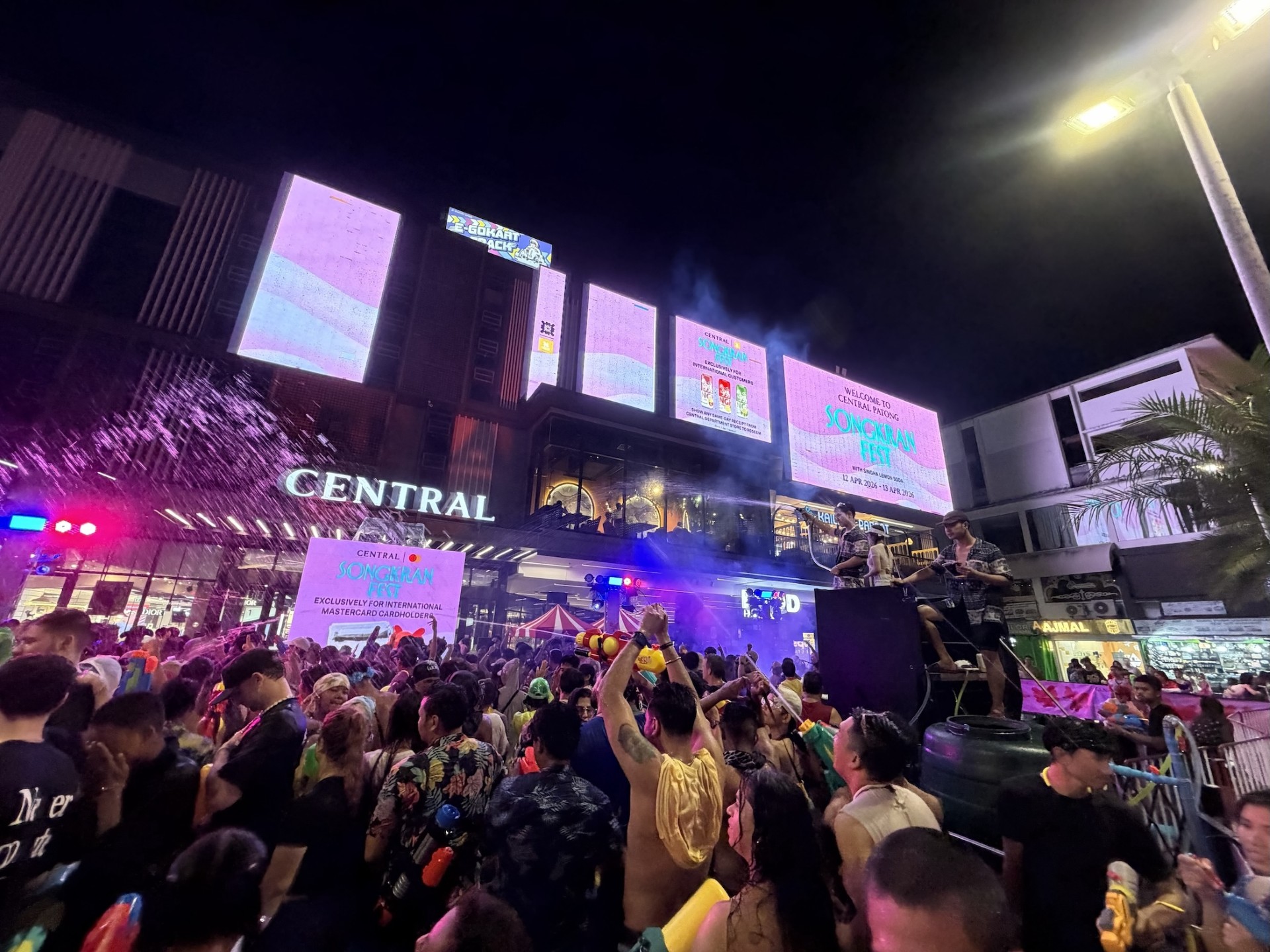 สาดความสุขสดชื่นระดับโลก! “Central Songkran Fest” ปิดฉากสวยงามนักท่องเที่ยวทั่วโลกแห่ฉลองสงกรานต์ที่ห้างเซ็นทรัลป่าตอง พร้อมปลุกกระแสจับจ่ายและท่องเที่ยวช่วงหน้าร้อนคึกคักต่อเนื่องที่ห้างเซ็นทรัล–โรบินสันทั่วประเทศ