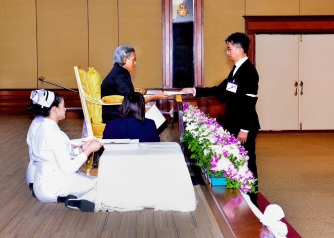 สมเด็จพระกนิษฐาธิราชเจ้า กรมสมเด็จพระเทพรัตนราชสุดาฯ สยามบรมราชกุมารี พระราชทานพระราชวโรกาสให้ ผู้บริหาร บริษัท แวนทีฟ เฮลธ์แคร์ (ประเทศไทย) จํากัดเข้ารับพระราชทานของที่ระลึกผู้บริจาคเงินมูลนิธิโรคไตแห่งประเทศไทย