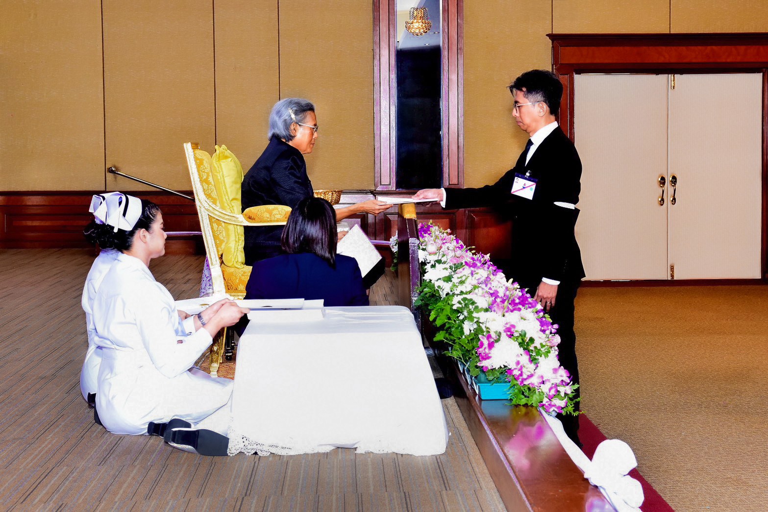 สมเด็จพระกนิษฐาธิราชเจ้า กรมสมเด็จพระเทพรัตนราชสุดาฯ สยามบรมราชกุมารี พระราชทานพระราชวโรกาสให้ ผู้บริหาร บริษัท แวนทีฟ เฮลธ์แคร์ (ประเทศไทย) จํากัดเข้ารับพระราชทานของที่ระลึกผู้บริจาคเงินมูลนิธิโรคไตแห่งประเทศไทย