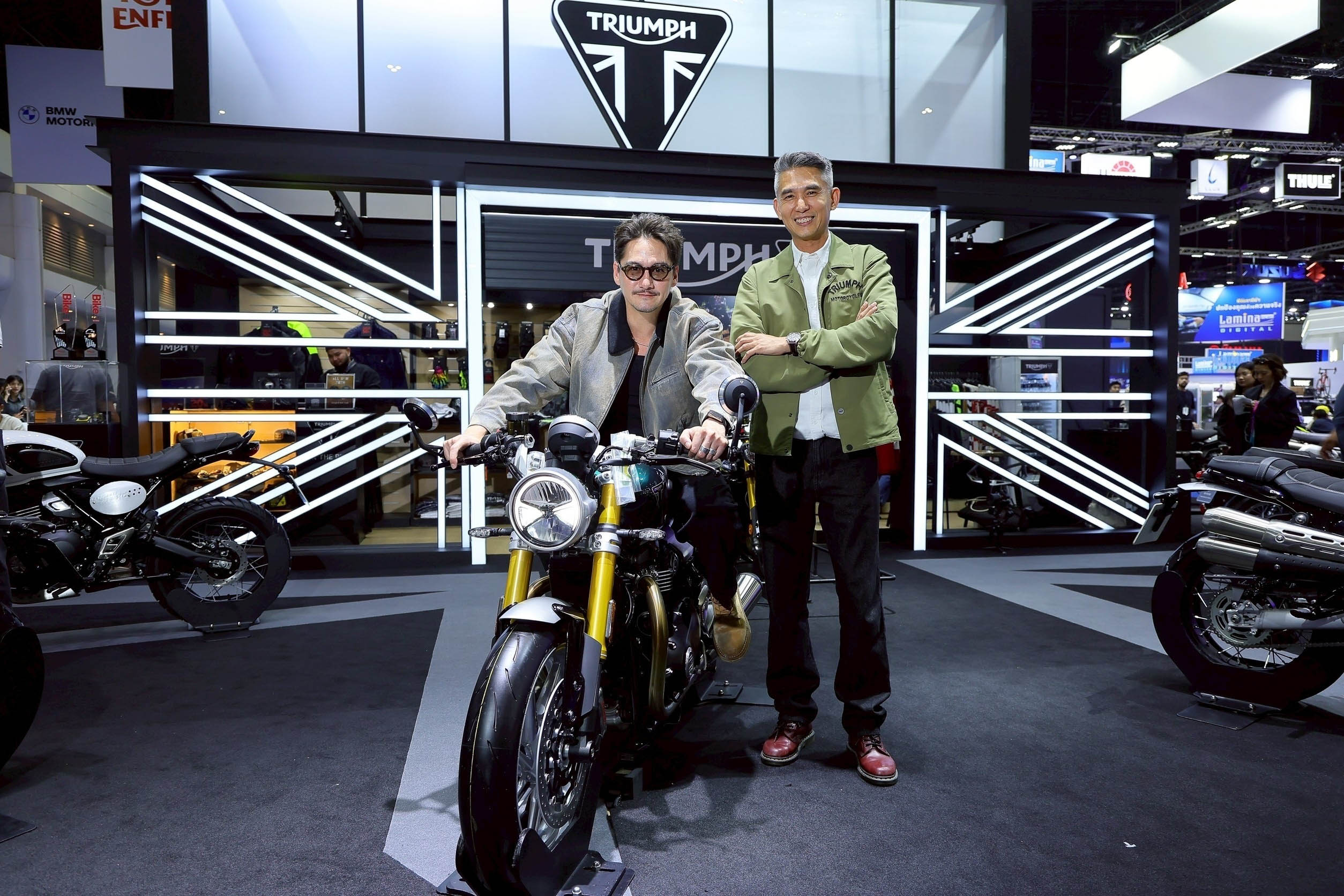 เปิดอีกมุมของ “อนันดา เอเวอริงแฮม” กับสไตล์ที่แตกต่าง ถ่ายทอดตัวตนผ่าน Triumph Bonneville รถจักรยานยนต์โมเดิร์นคลาสสิกที่ขับเคลื่อนชีวิตอย่างมีเอกลักษณ์
