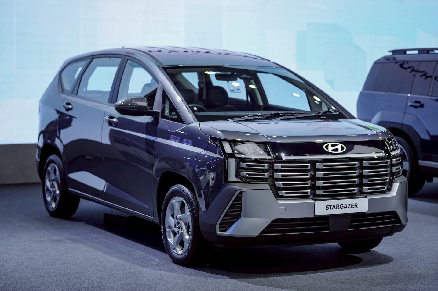 เจาะลึกฟังก์ชันที่คิดเผื่อทุกบทบาทชีวิตกับ Hyundai new STARGAZERยกระดับความปลอดภัยครบที่สุดในคลาส ด้วย ADAS 13 ระบบ มอบความสะดวกสบายที่เหนือกว่าด้วยที่นั่งแถวสอง แบบ Captain Seat พร้อมอัตราประหยัดน้ำมันเฉลี่ยสูงสุด 17.2 กม./ลิตร(1) ราคาพิเศษช่วงแนะนำ เริ่ม 719,000 บาท(2) (Trend 6) และ 799,000 บาท(2) (Smart 6)