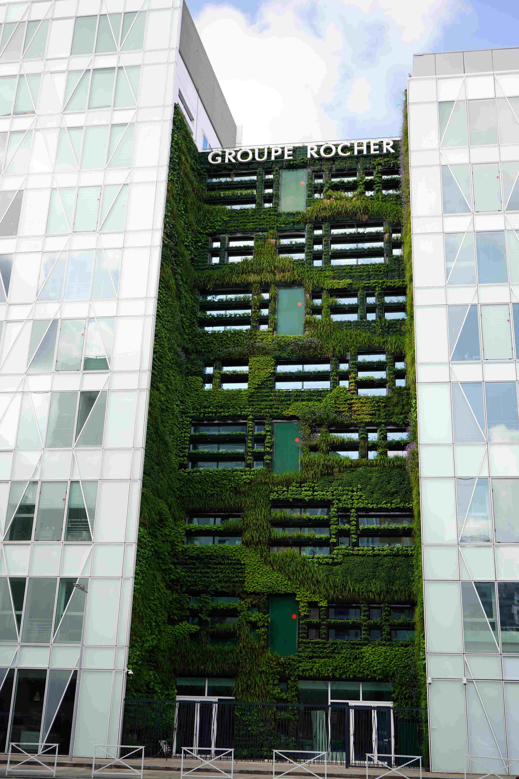 Dassault Systèmes (ดาสโซลท์ ซิสเทเมส) และ Groupe Rocher (กรู๊ป โรเชร์) กลุ่มธุรกิจความงามจากฝรั่งเศส เจ้าของแบรนด์ Yves Rocher (อีฟ โรเช) และ Sabon (ซาบอน) ในไทย เดินหน้าความร่วมมือครั้งใหม่ ยกระดับการพัฒนาสูตรเครื่องสำอางจากธรรมชาติด้วยเทคโนโลยี Virtual Twin (แบบจำลองดิจิทัลเสมือนจริง)