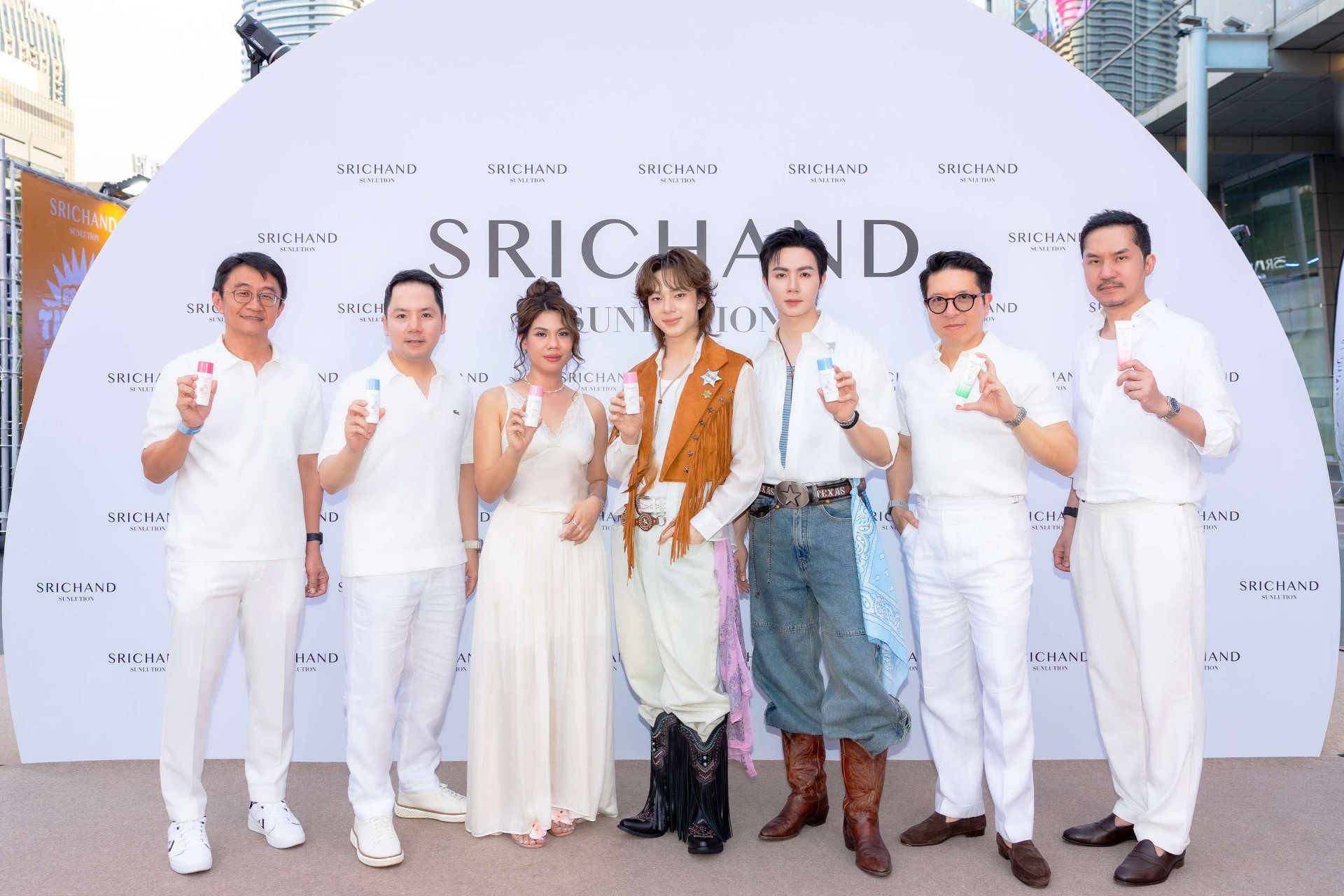 ศรีจันทร์ แท็กทีม “ซี-นุนิว” ขึ้นแท่นพรีเซนเตอร์คู่ SRICHAND SUNLUTION เปิดตัวกันแดดไลน์ใหม่ ตอกย้ำแนวคิด “แดดเมืองไทย ไม่มีใครเข้าใจเท่าเรา”