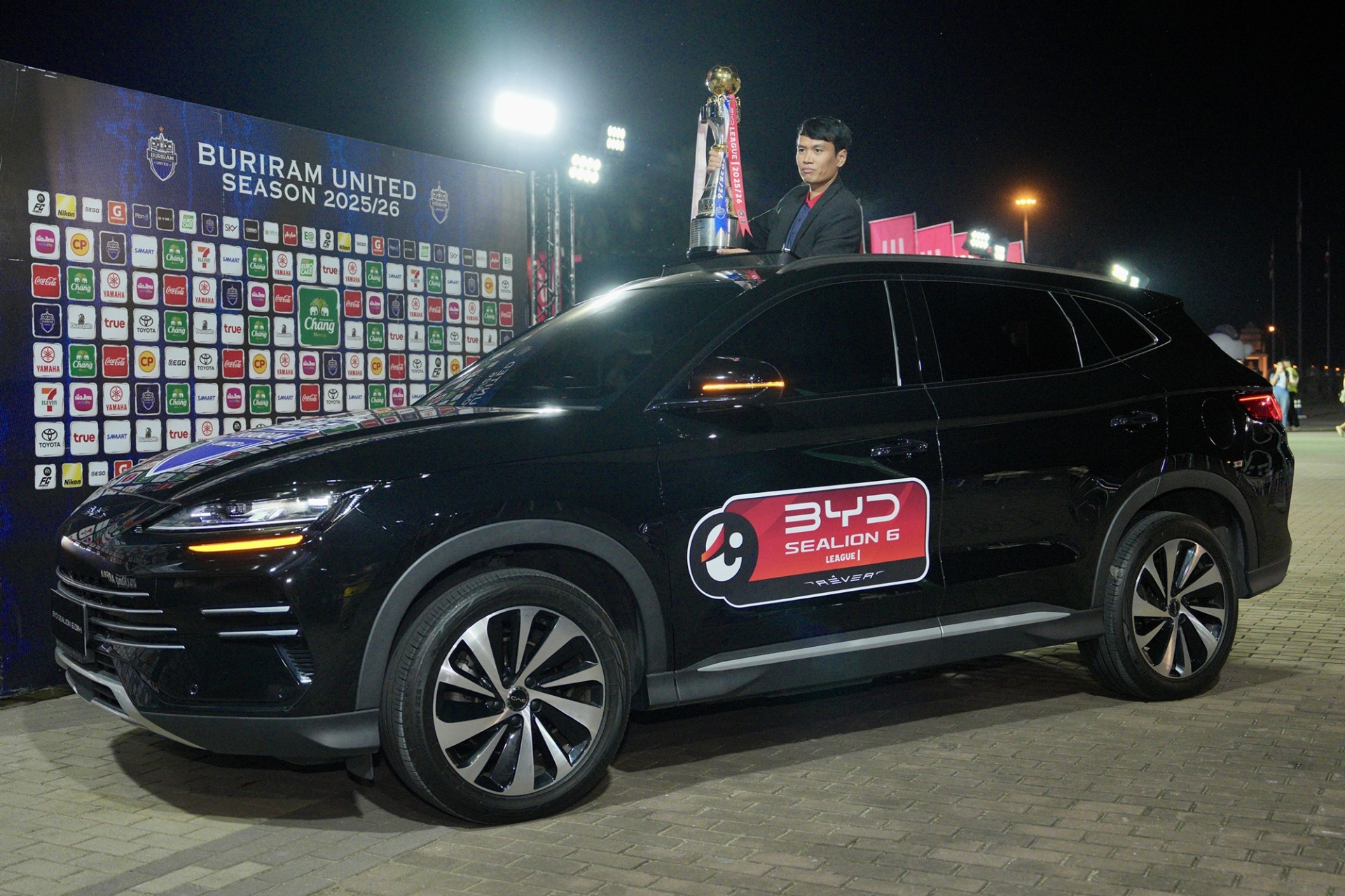 บีวายดี ประเทศไทย และ เรเว่ อัดฉีดแชมป์ BYD SEALION 6 League 1 มอบ BYD SEALION 6 DM-i ให้ทีมบุรีรัมย์ ยูไนเต็ด