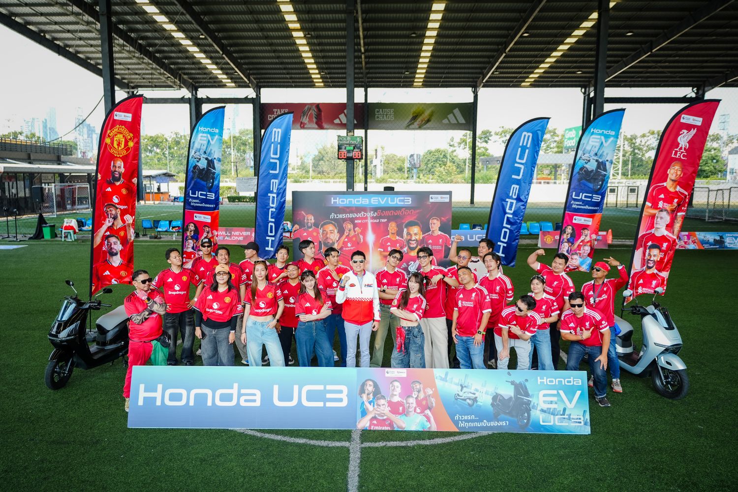 รถจักรยานยนต์ฮอนด้า ปลุกสีสันก่อนศึกแดงเดือด พาแฟนผี-เด็กหงส์ขี่ New Honda UC3 ทำภารกิจวอร์มศึกกลางกรุงฯ