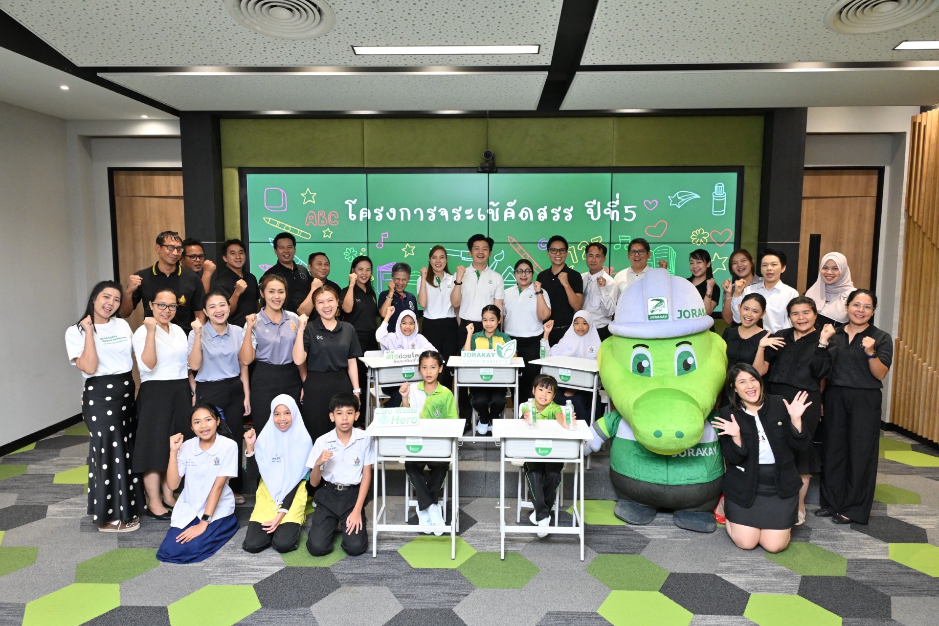 จระเข้ คอร์ปอเรชั่น สานต่อภารกิจชุบชีวิต “ขยะพลาสติก” เป็น “ชุดโต๊ะเรียนเพื่อน้อง” เปิดโมเดล Zero Waste เพื่อการศึกษาเด็กไทย ผ่านโครงการ “จระเข้คัดสรร” ปีที่ 5