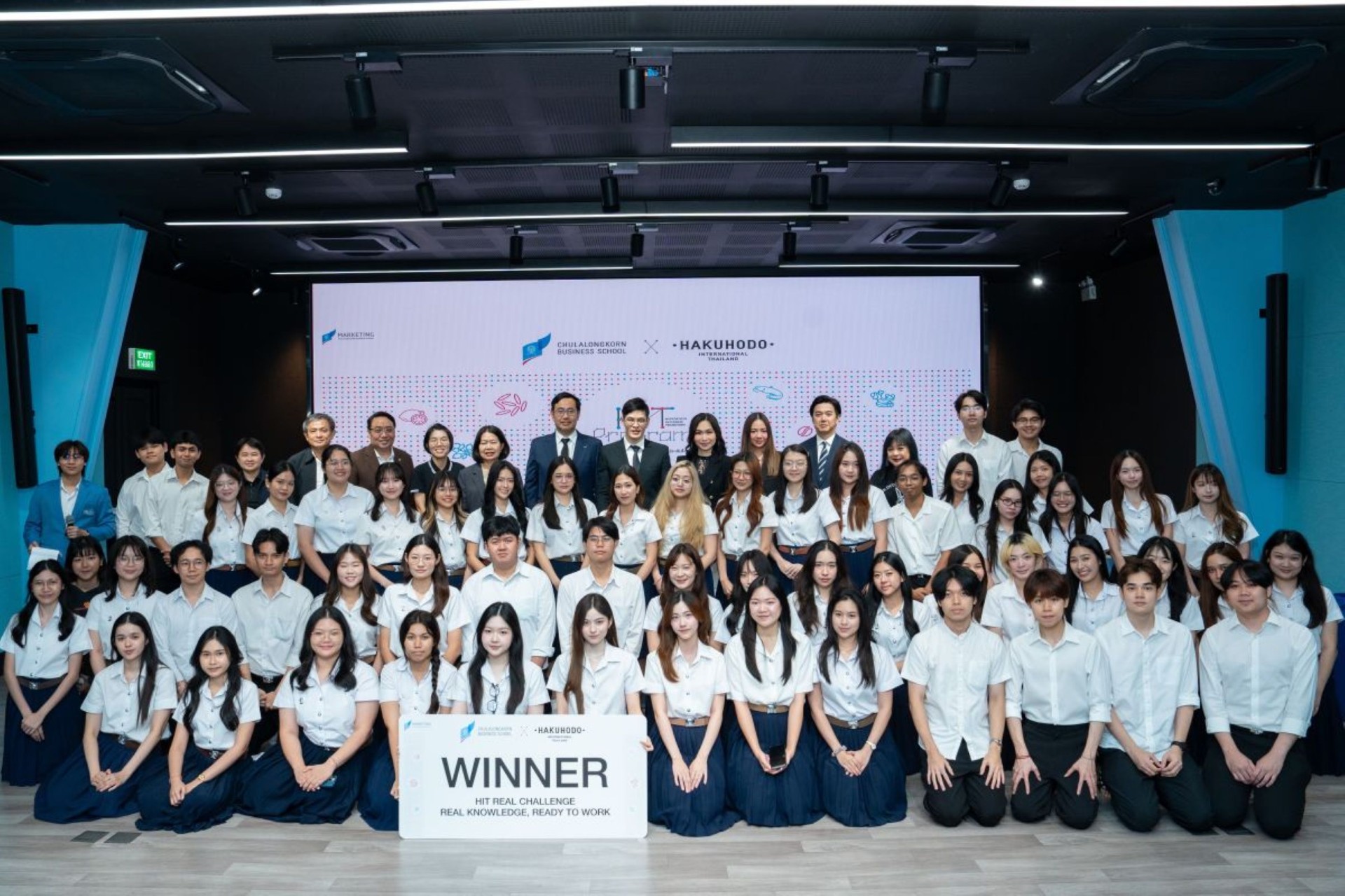 ภาควิชาการตลาด Chulalongkorn Business School จุฬาลงกรณ์มหาวิทยาลัยร่วมกับ บริษัท ฮาคูโฮโด อินเตอร์เนชั่นเนล (ไทยแลนด์) ประกาศความสำเร็จ โครงการ “HIT REAL CHALLENGE ปีที่ 3” ยกระดับนิสิตสู่ Future Marketers ผสานพลัง AI ขยายผลนวัตกรรมการตลาดสู่วิสาหกิจชุมชนทั่วไทย