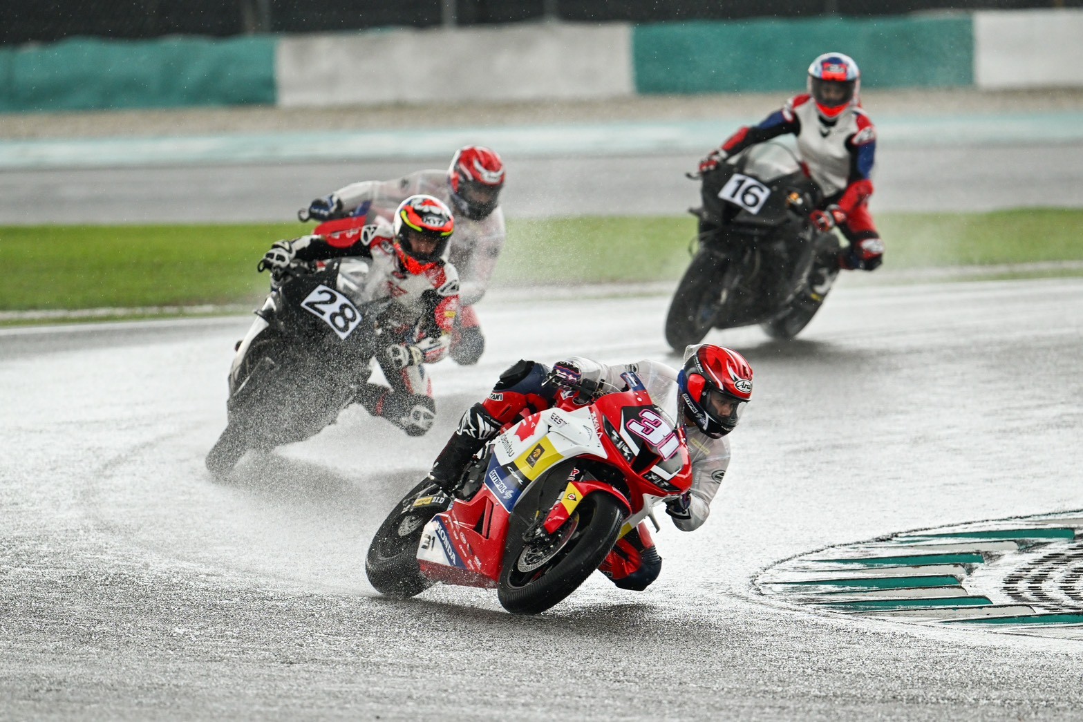 “มิกซ์-ธนัช” บิด Honda CBR600RR ฝ่าสายฝนคว้าแชมป์ศึก มาเลเซีย ซูเปอร์ไบค์ 2026 สนามแรก “ไฮเปค-กฤษฎา” แรงไม่แพ้กันคว้าโพเดียมสุดเดือด
