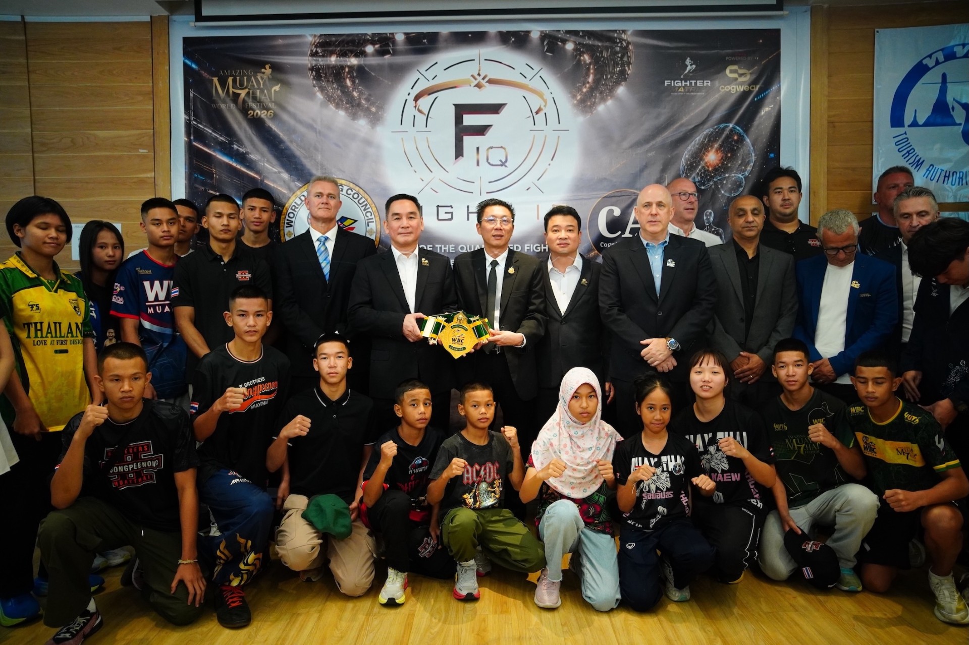 “WBC MuayThai” ผนึก “Cognition Alpha” เปิดตัว Fight IQ ยกระดับมวยไทยด้วย “ดาต้าประสาทวิทยา” หนุนสร้างอีโคซิสเต็ม Sports Tech รับกระแสกีฬาต่อสู้โตแรง ดันใช้เทคฯ สร้างมาตรฐานใหม่ของมวยไทยบนเวทีโลก สอดรับเทรนด์ยุค “Quantified Fighter” ดึง Cogwear อุปกรณ์ Wearable วิเคราะห์ข้อมูลสมอง ความเครียด และความพร้อมของนักกีฬา