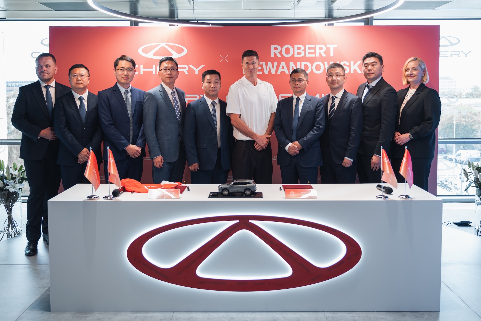 CHERY ต้อนรับ โรเบิร์ต เลวานดอฟสกี ซูเปอร์สตาร์ระดับตำนาน ขึ้นแท่นโกลบอลแบรนด์แอมบาสเดอร์  สะท้อนวิสัยทัศน์ “For Family” ตอกย้ำการเดินหน้าสู่ Top Choice เพื่อครอบครัวทั่วโลก 
