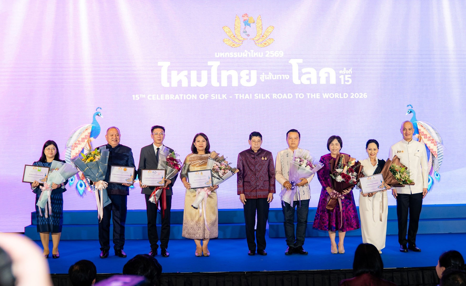 รองปลัด วธ. เปิดนิทรรศการงานมหกรรมผ้าไหม ไหมไทยสู่เส้นทางโลก ครั้งที่ 15 กว่า 250 ชุด ณ สยามพารากอน มอบประกาศเกียรติคุณรางวัล The 7th Next Silk Designer Contest 2026 ปลุกพลังความคิดสร้างสรรค์ผลงานนิสิตเยาวชนทั่วประเทศ ต่อยอดภูมิปัญญาชาติและยกระดับมรดกวัฒนธรรมสู่เวทีแฟชั่นโลก