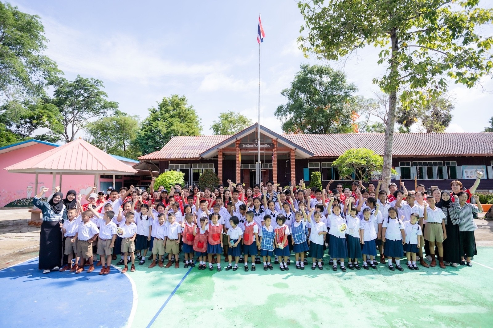 แคนนอน ส่งต่อรอยยิ้มต้อนรับเปิดเทอม จัดกิจกรรม “Canon Volunteer ครั้งที่ 45” ณ โรงเรียนบ้านช่องตะเคียน จังหวัดนครนายก นำพนักงานจิตอาสาลงพื้นที่ปรับปรุงภูมิทัศน์ จัดกิจกรรมส่งเสริมทักษะ พร้อมมอบคอมพิวเตอร์ เครื่องกีฬาและอุปกรณ์ประกอบการเรียนการสอน ต่อยอดการศึกษาเยาวชนในพื้นที่ห่างไกล