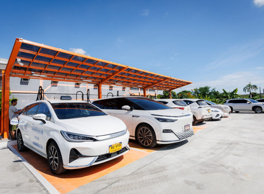 อีโวลท์ เดินหน้ายกระดับโครงสร้างพื้นฐาน EV ไทย เปิดตัว “Evolt Station Hub” แห่งแรก บนถนนลาดกระบัง ชูสถานีชาร์จ Ultra Fast กำลังไฟแรง 960 kW รองรับทั้งรถส่วนบุคคล Fleet และ Taxi EV ในทำเลยุทธศาสตร์ใกล้สนามบินสุวรรณภูมิ