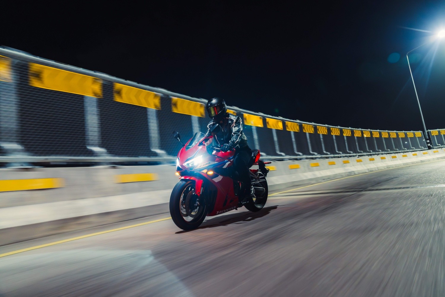 ฮอนด้าบิ๊กไบค์ ชวนพิสูจน์ Honda E-Clutch สัมผัส Manual ยุคใหม่บนถนนจริง กับ CBR650R เครื่องยนต์ 4 สูบเรียง ในกิจกรรม “The 4 Exclusive Experience”