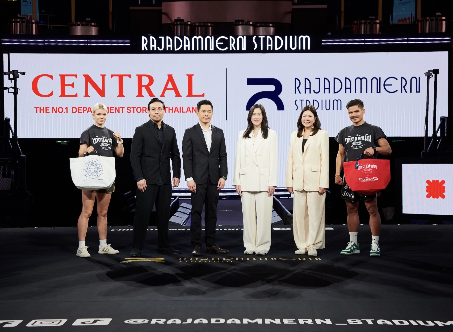 ห้างเซ็นทรัลและเวทีมวยราชดำเนิน สองผู้นำแห่งความภาคภูมิใจไทย ผนึกกำลังกับ ททท. เปิดตัว “Central x Rajadamnern Stadium Bag” ในงาน TWO LEGENDS, THE SPIRIT OF THAILAND ถ่ายทอดอัตลักษณ์ไทยสู่กระเป๋าคอลเลกชันพิเศษที่นักช้อปและนักท่องเที่ยวทั่วโลกห้ามพลาดเปิดโอกาสให้เป็นเจ้าของได้ตั้งแต่ 1 ก.ค. 69 เป็นต้นไป ที่ห้างเซ็นทรัลสาขาที่ร่วมรายการและเวทีมวยราชดำเนิน