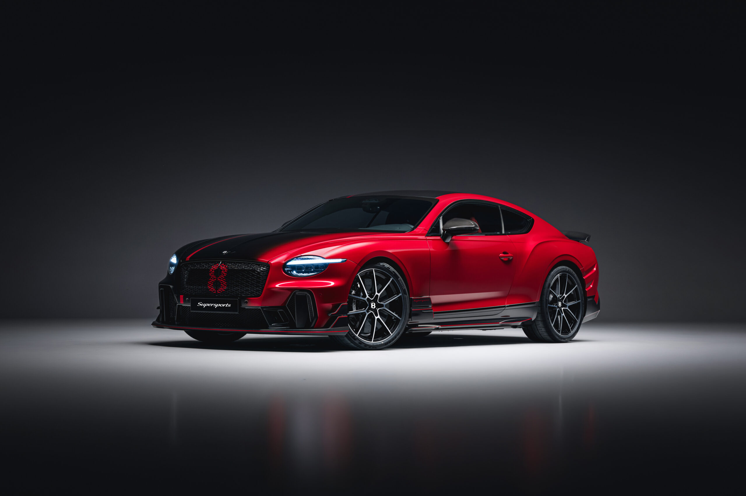 เบนท์ลีย์ มอเตอร์ส เผยโฉม Supersports ธีม Dragon กับเทคนิค ‘Paint Fade’ สีแดงสุดร้อนแรงเป็นครั้งแรก สะท้อนภาพ ‘Driver-focused’ ซูเปอร์คาร์