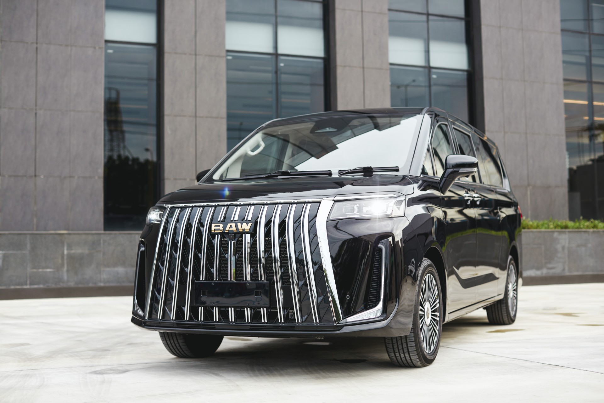 NEX เสริมทัพ EV เปิดตัว BAW M8 Flagship เจาะตลาดครอบครัวและองค์กรยุคใหม่