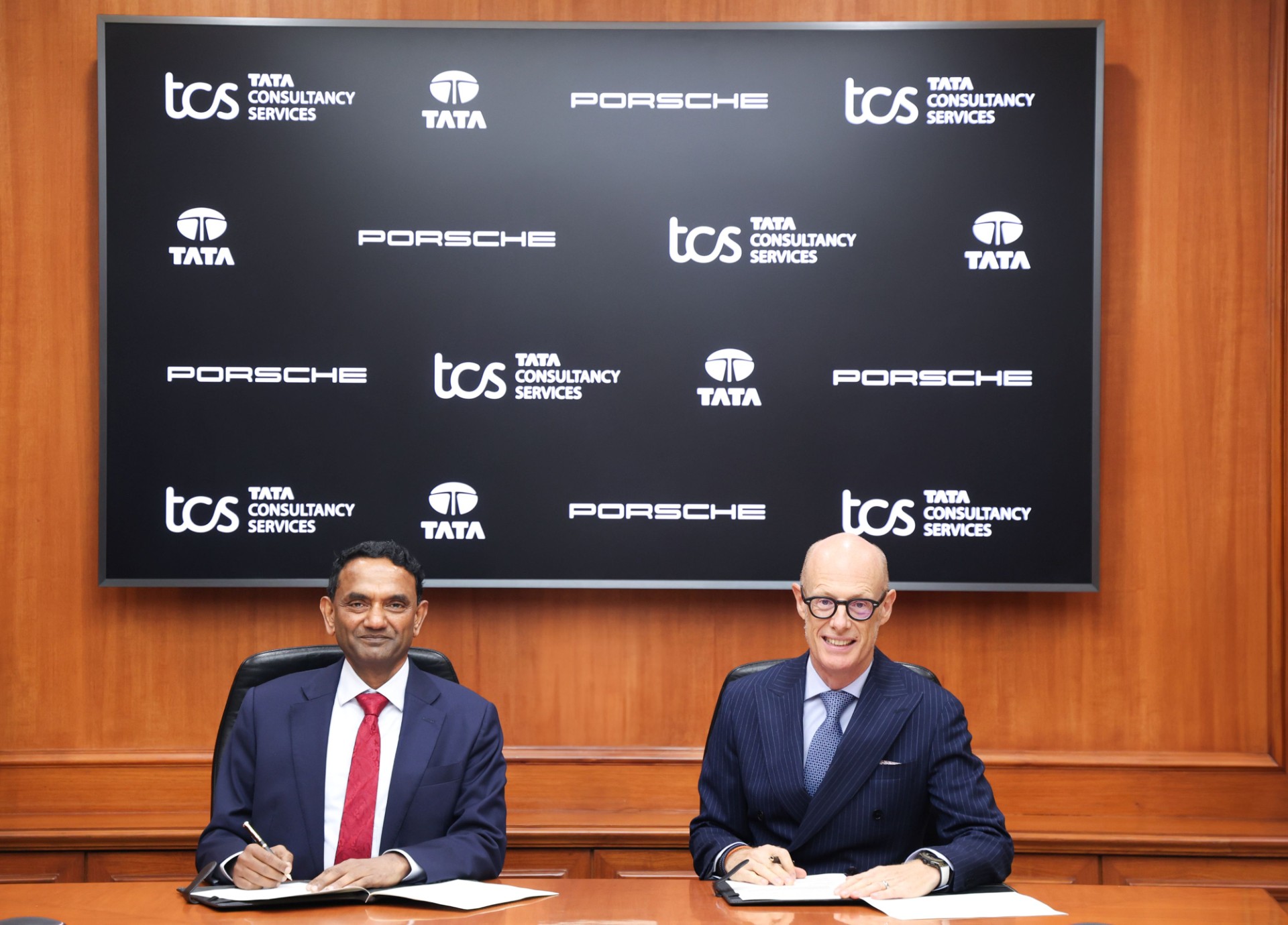 TCS และ Porsche AG ผนึกกำลังเร่งขับเคลื่อนอนาคตยานยนต์เอไอ ภายใต้ข้อตกลงเชิงกลยุทธ์นี้ TCS เตรียมจัดตั้งศูนย์ความเป็นเลิศด้าน AI Mobility พร้อมเข้าซื้อกิจการ MHP ที่ปรึกษาด้านไอทีในเครือของ Porsche