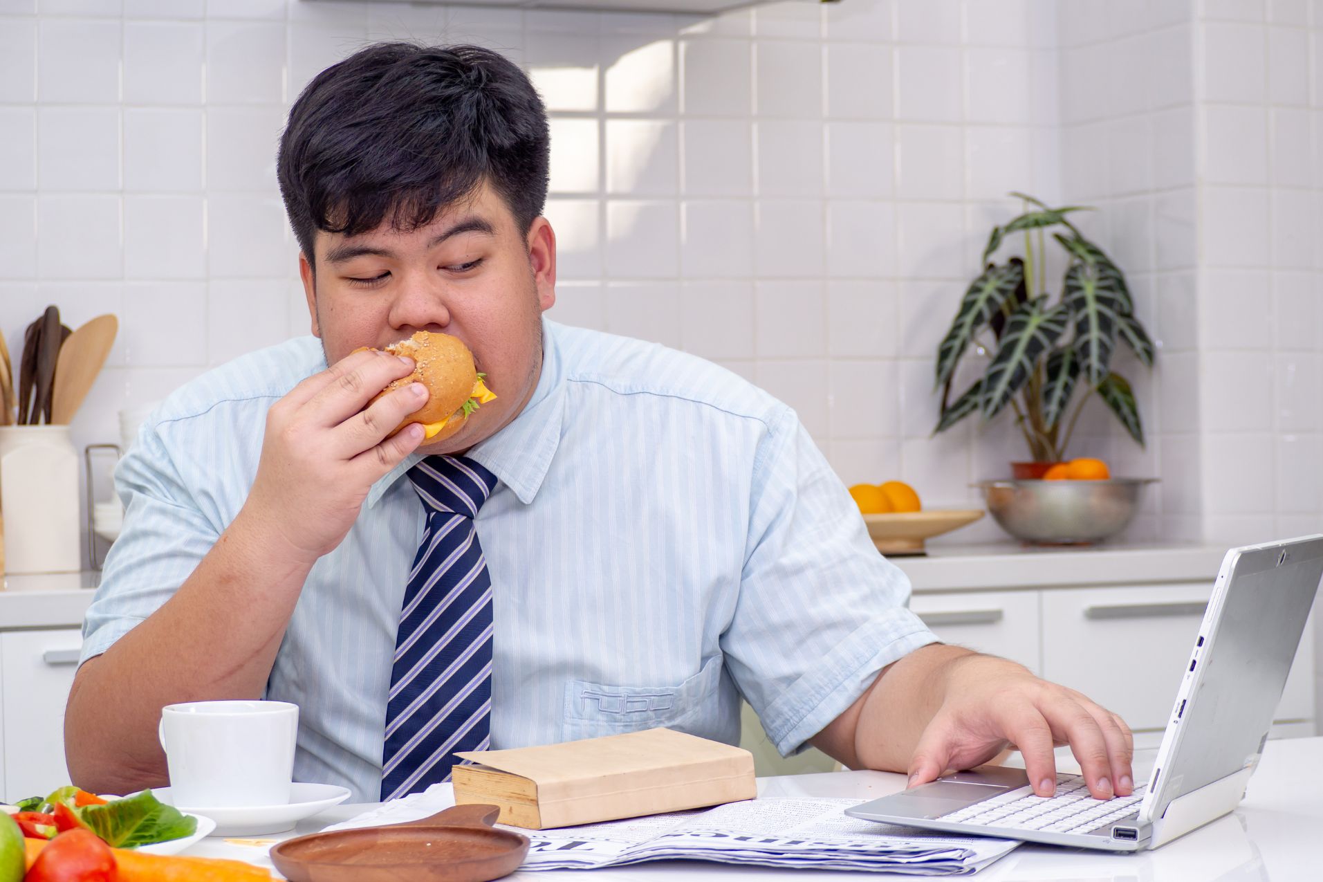 ครึ่งหนึ่งของคนอ้วนในไทย คือ “วัยทำงาน” เหตุนั่งนาน-กินไม่ดี แพทย์ รพ.วิมุต พหลโยธิน เตือน “อย่าดูแค่เลขบนตาชั่ง” แนะปรับพฤติกรรมระยะยาว