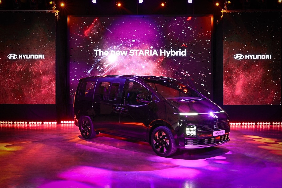 ฮุนได เสริมแกร่งจุดแข็ง-เปิดเกมเขย่าตลาด MPV ด้วย Hybrid 11 ที่นั่ง ครั้งแรกในไทย เปิดตัว “Hyundai new STARIA Hybrid” คันเดียวครบ เพื่อครอบครัว-ธุรกิจ-เดินทางไกล สร้างมาตรฐานใหม่ให้ตลาด MPV ไทย ด้วยรถ 11 ที่นั่ง ขุมพลัง Hybrid 242 แรงม้า และประหยัดน้ำมันสูงสุด 17.2 กม./ลิตร