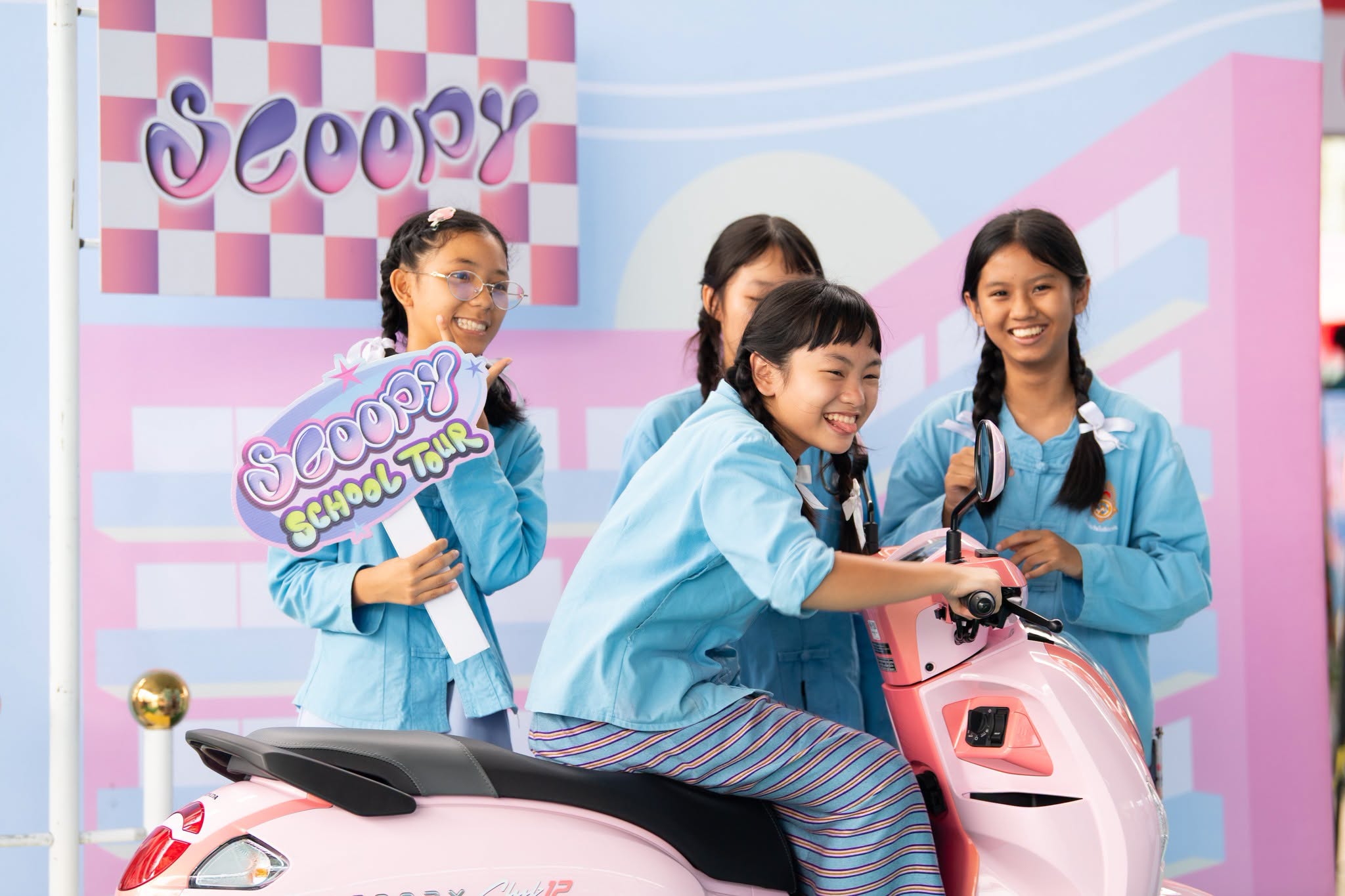 ครบทุกโมเมนต์ความสนุก! รถจักรยานยนต์ฮอนด้า จัดเต็ม “Scoopy School Tour” หลังยกทัพศิลปินจาก What The Duck ส่งต่อสีสัน เสียงเพลง และความสนุกถึง 9 โรงเรียน 9 จังหวัดทั่วไทย