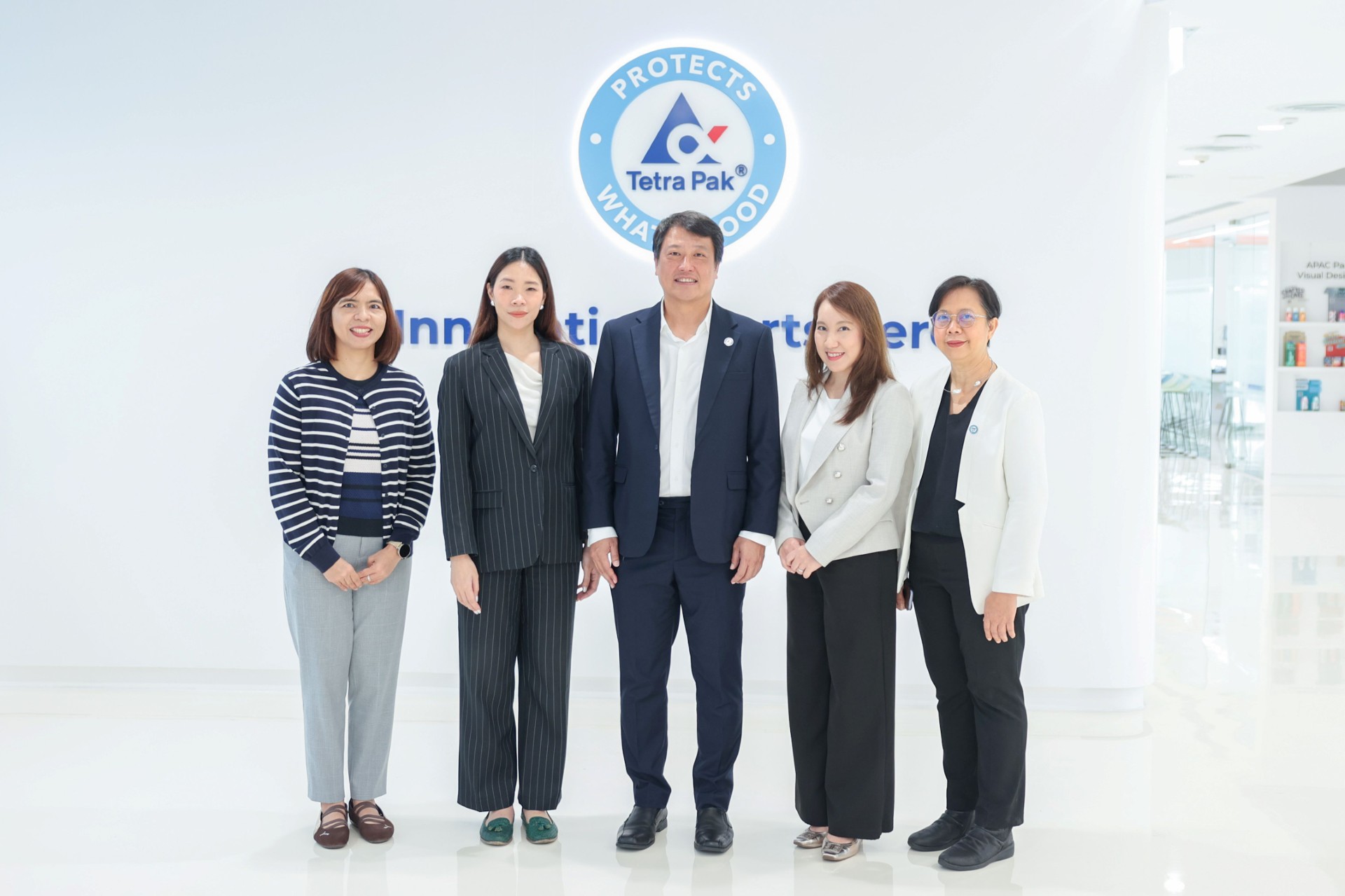 เต็ดตรา แพ้ค ต้อนรับคณะ SET ESG Experts Pool เยี่ยมชมศูนย์นวัตกรรมผลิตภัณฑ์สำหรับลูกค้า กรุงเทพฯ แลกเปลี่ยนมุมมองด้านเศรษฐกิจหมุนเวียนในอุตสาหกรรมบรรจุภัณฑ์ไทย