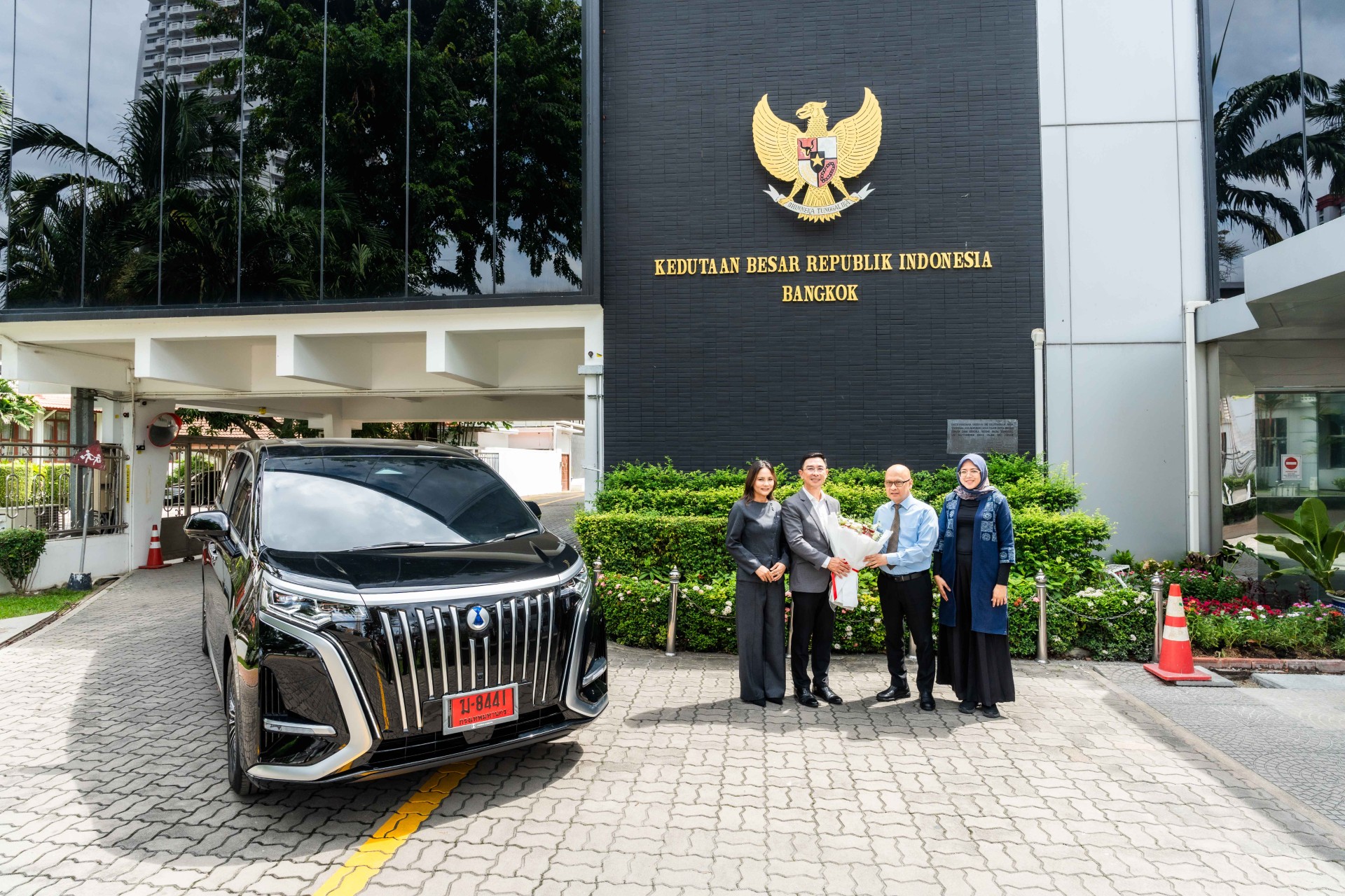 เรเว่ ส่งมอบ DENZA D9 ยนตรกรรมระดับลักชัวรี ให้สถานเอกอัครราชทูตอินโดนีเซีย