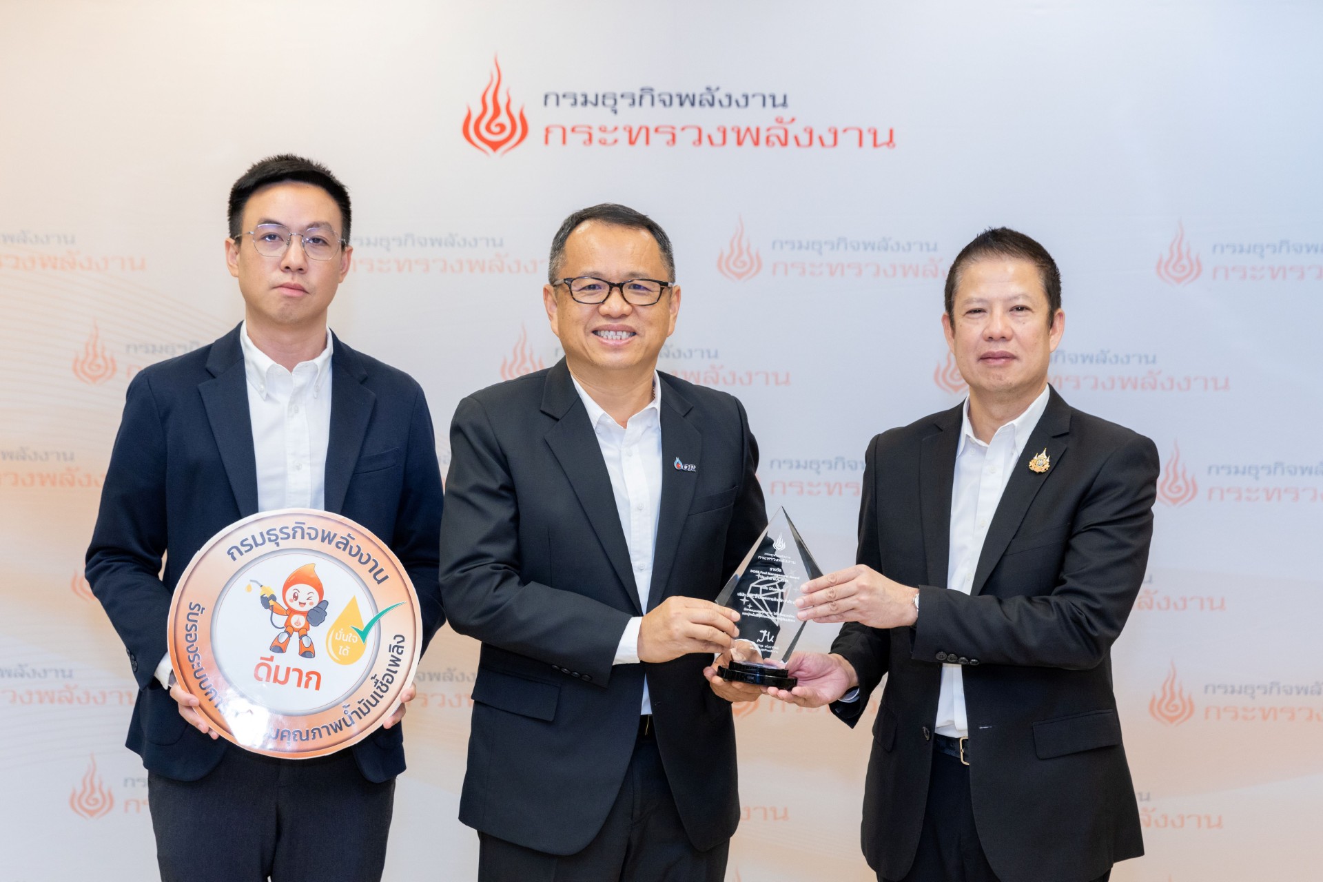 พีทีที สเตชั่น คว้ารางวัลระดับ “Diamond” โครงการเชิดชูเกียรติผู้ประกอบการธุรกิจน้ำมันเชื้อเพลิง (DOEB Fuel Management Award) จากกรมธุรกิจพลังงาน ตอกย้ำผู้นำคุณภาพน้ำมัน