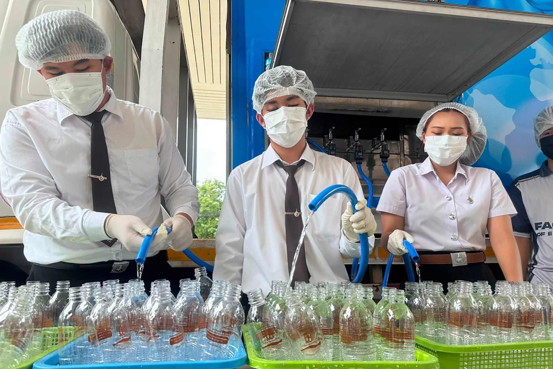 มทร.ล้านนา ส่ง “รถผลิตน้ำดื่มเคลื่อนที่ Hydro Pure” บรรจุขวดช่วยผู้ประสบอุทกภัย จ.น่าน